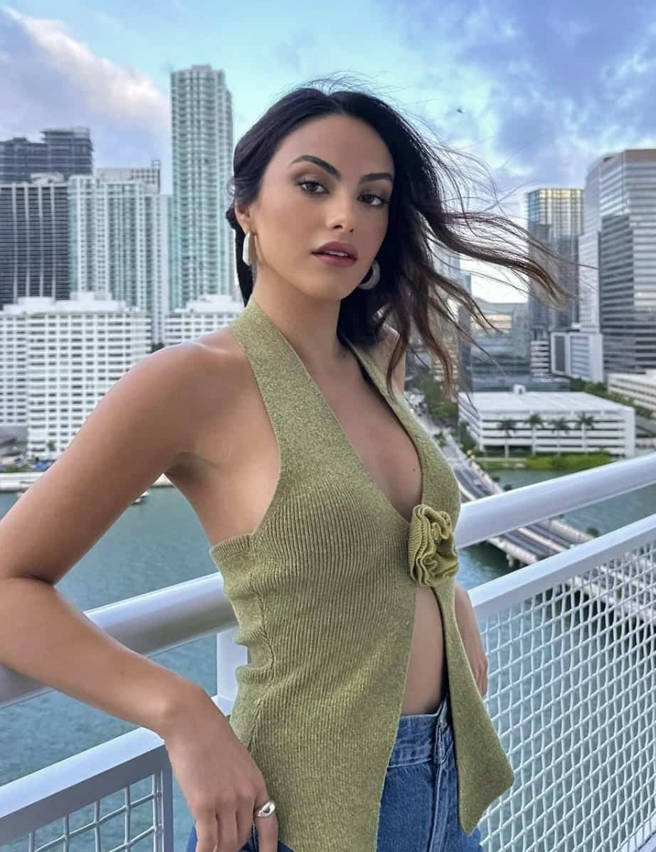 Camila Mendes seins quasi nus en une du Vogue MX