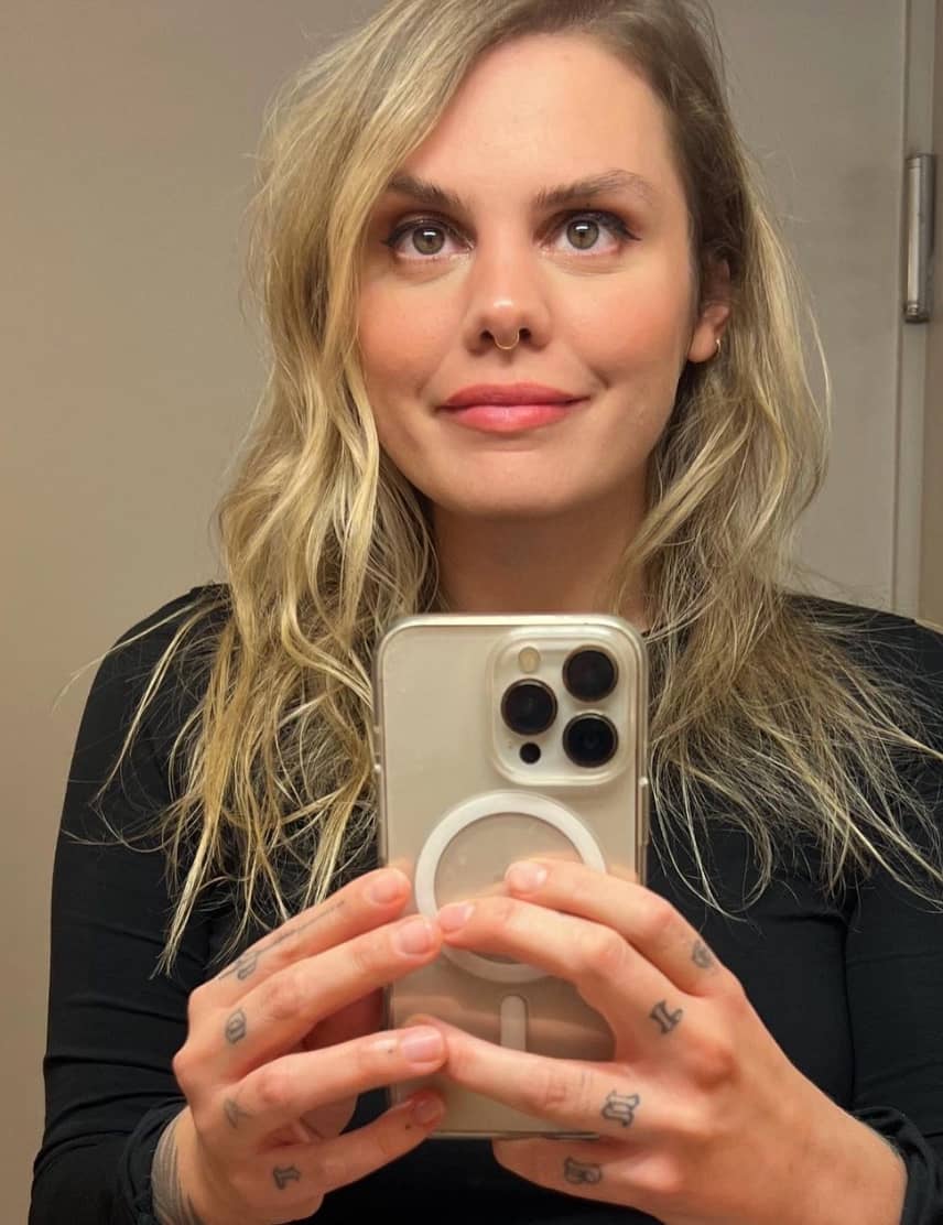 Cœur de Pirate ose l'accessoire risqué du moment 