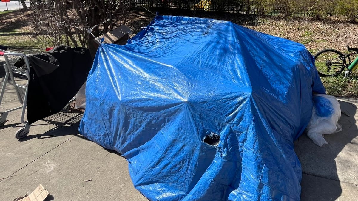 Seringues au sol, scènes dégradantes et débordements: un décor chaotique près d’un centre d’inhalation supervisé à deux pas d'une école à Montréal