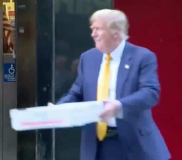 VID&Eacute;O | Donald Trump livre de la pizza apr&egrave;s une journ&eacute;e au tribunal
