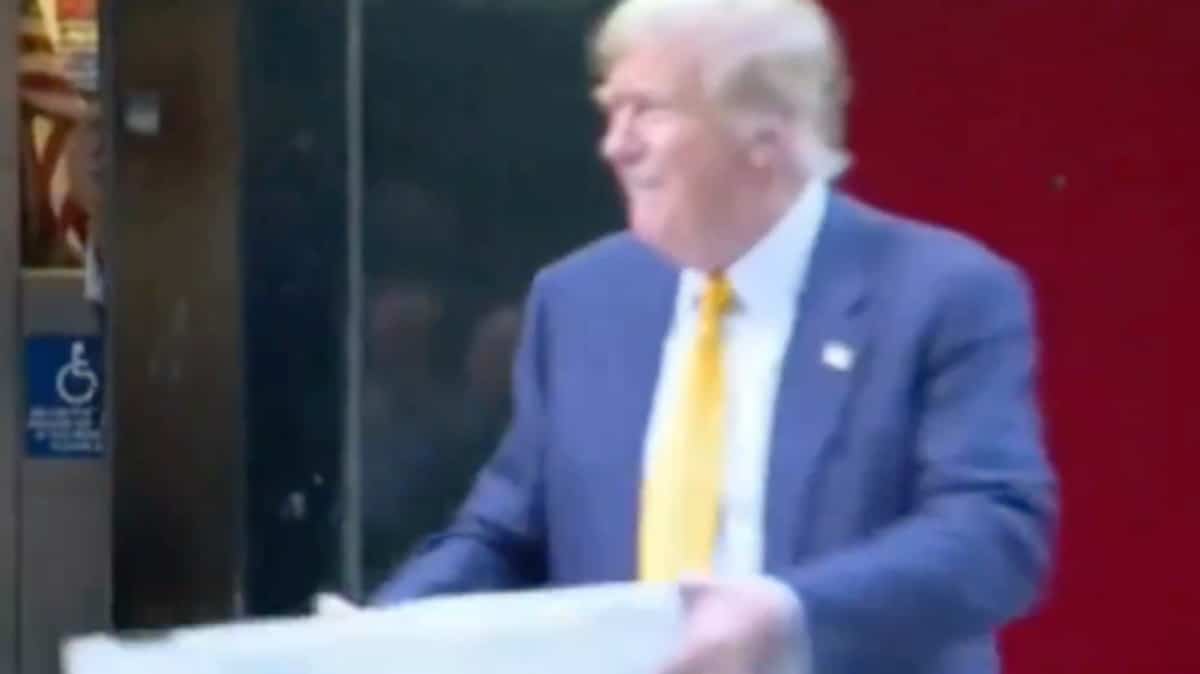 VIDÉO | Donald Trump livre de la pizza après une journée au tribunal