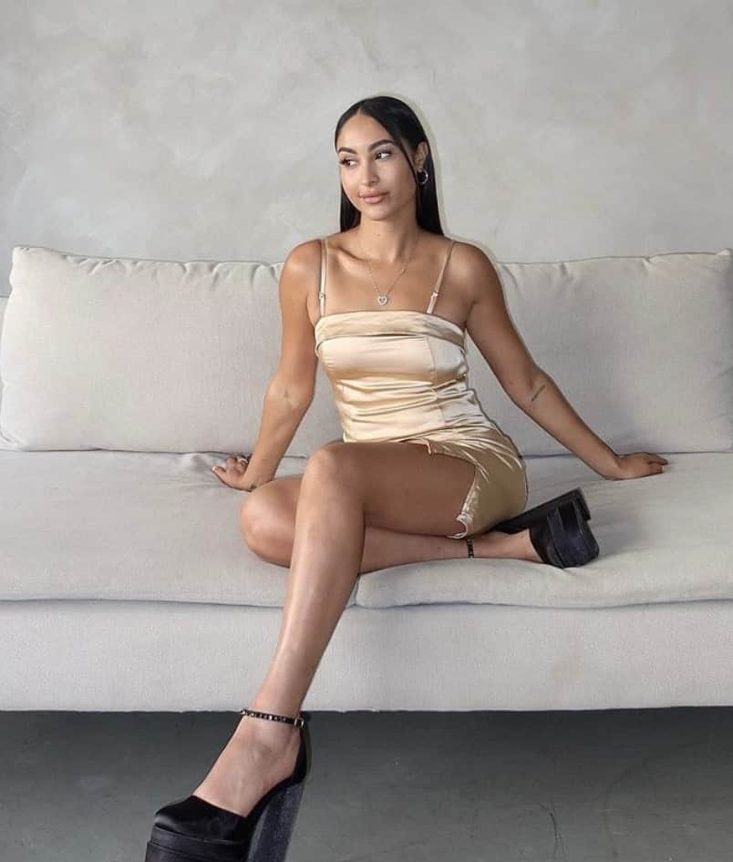 Ines Lalouad dans sa robe fendue jusqu'aux hanches