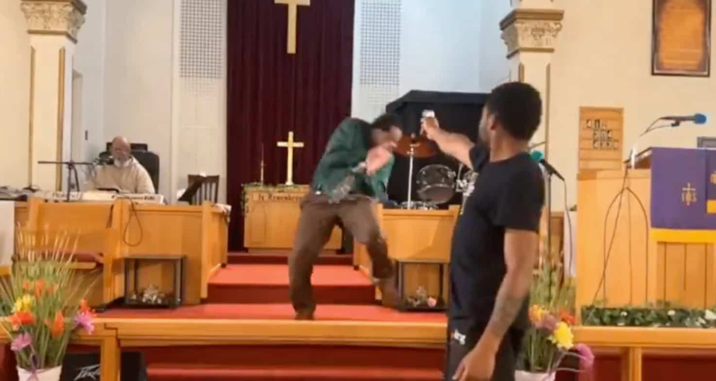 VID&Eacute;O | &laquo;Je remercie Dieu&raquo;: un pasteur &eacute;chappe &agrave; la mort en pleine messe