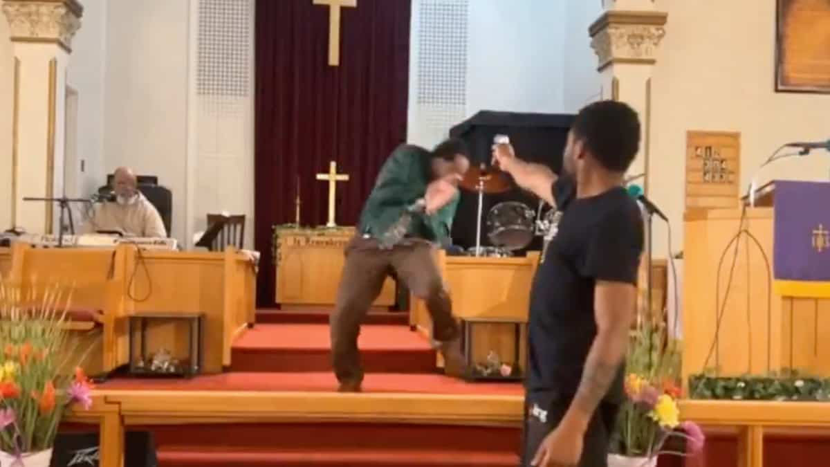 VIDÉO | «Je remercie Dieu»: un pasteur échappe à la mort en pleine messe