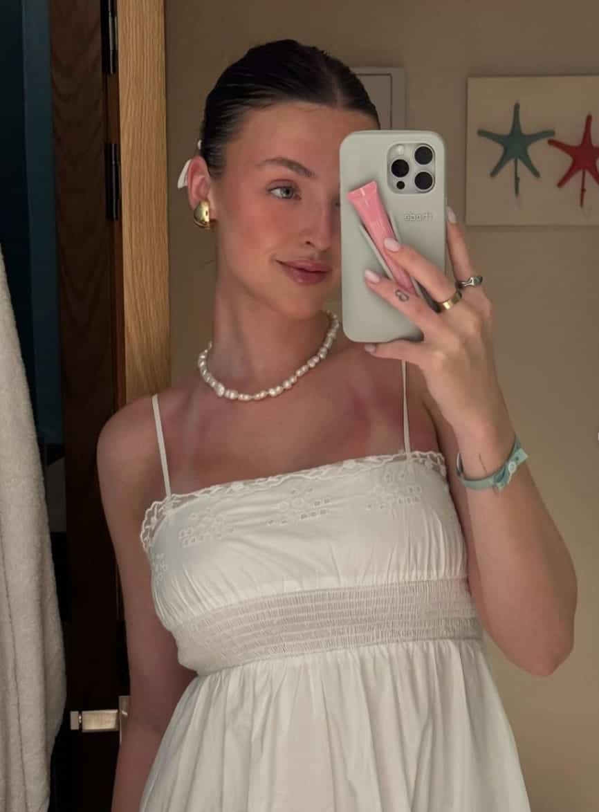 Alicia Moffet plus sensuelle que jamais en robe