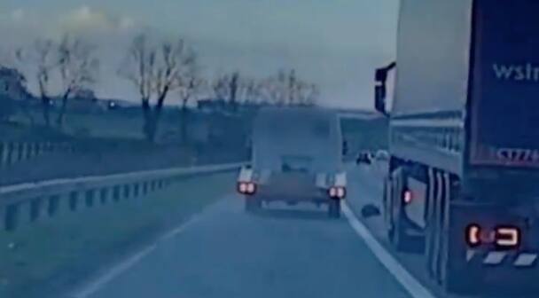 VID&Eacute;O | Un trafiquant de drogue jette de l&rsquo;h&eacute;ro&iuml;ne par une fen&ecirc;tre en fuyant les policiers