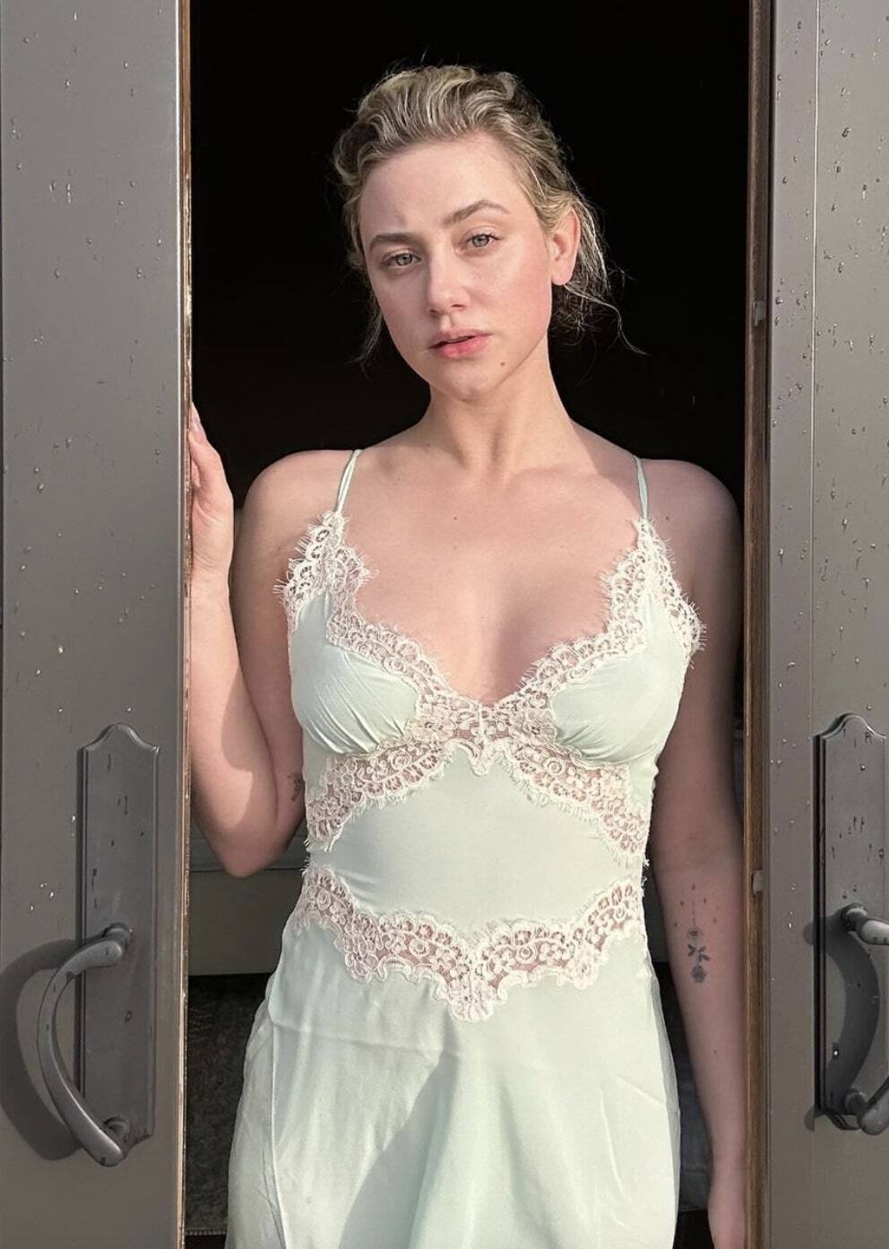 Elle montre sa poitrine dans une robe séduisante