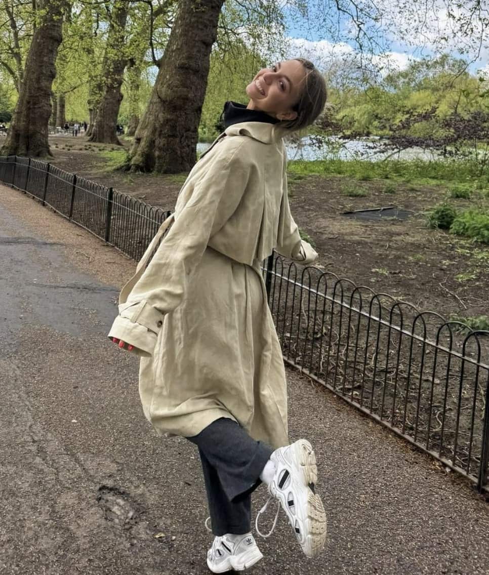 L'actrice est divine en blouse fluide à motifs