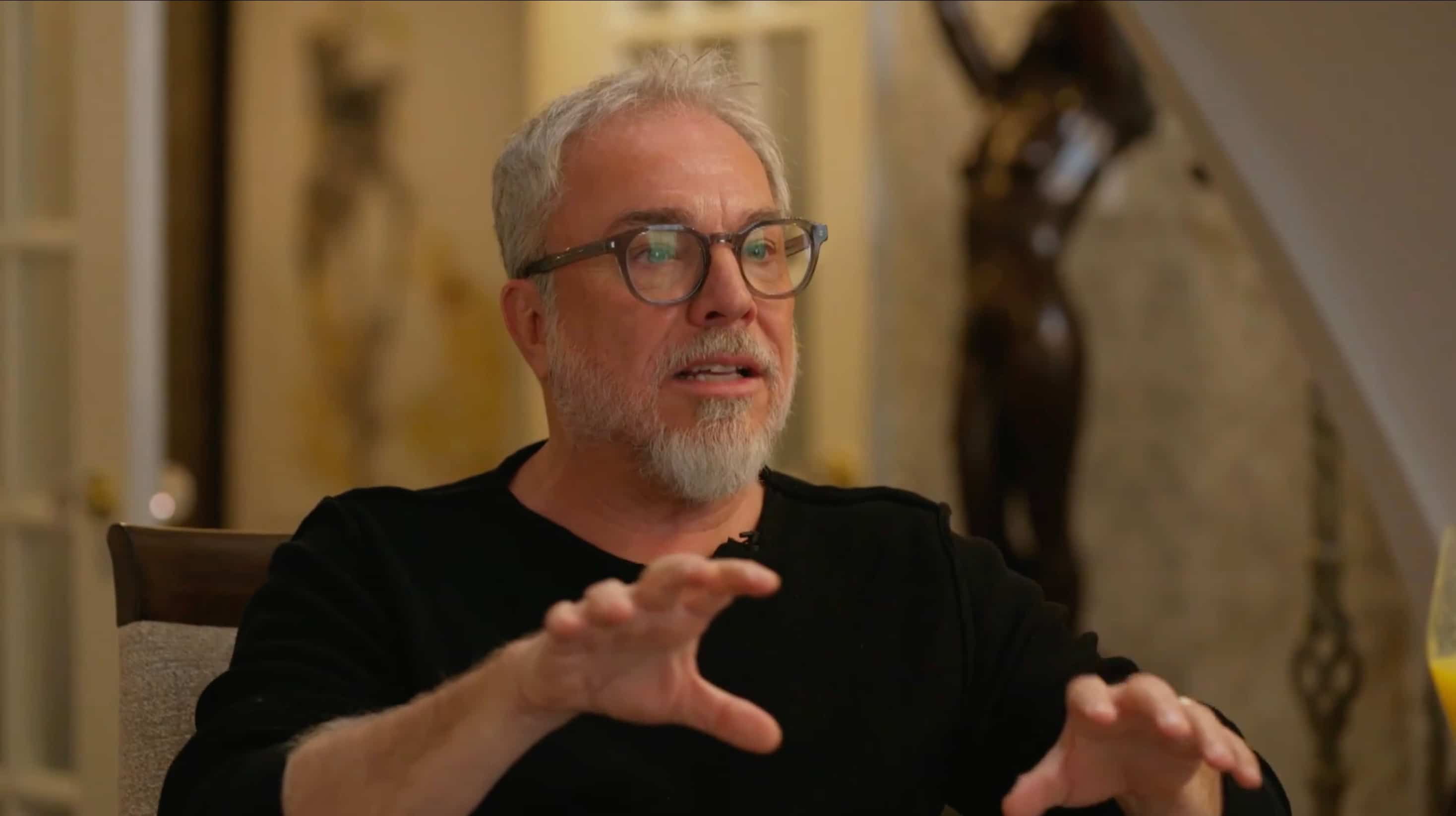 Il s’ouvre sur son manque de modestie