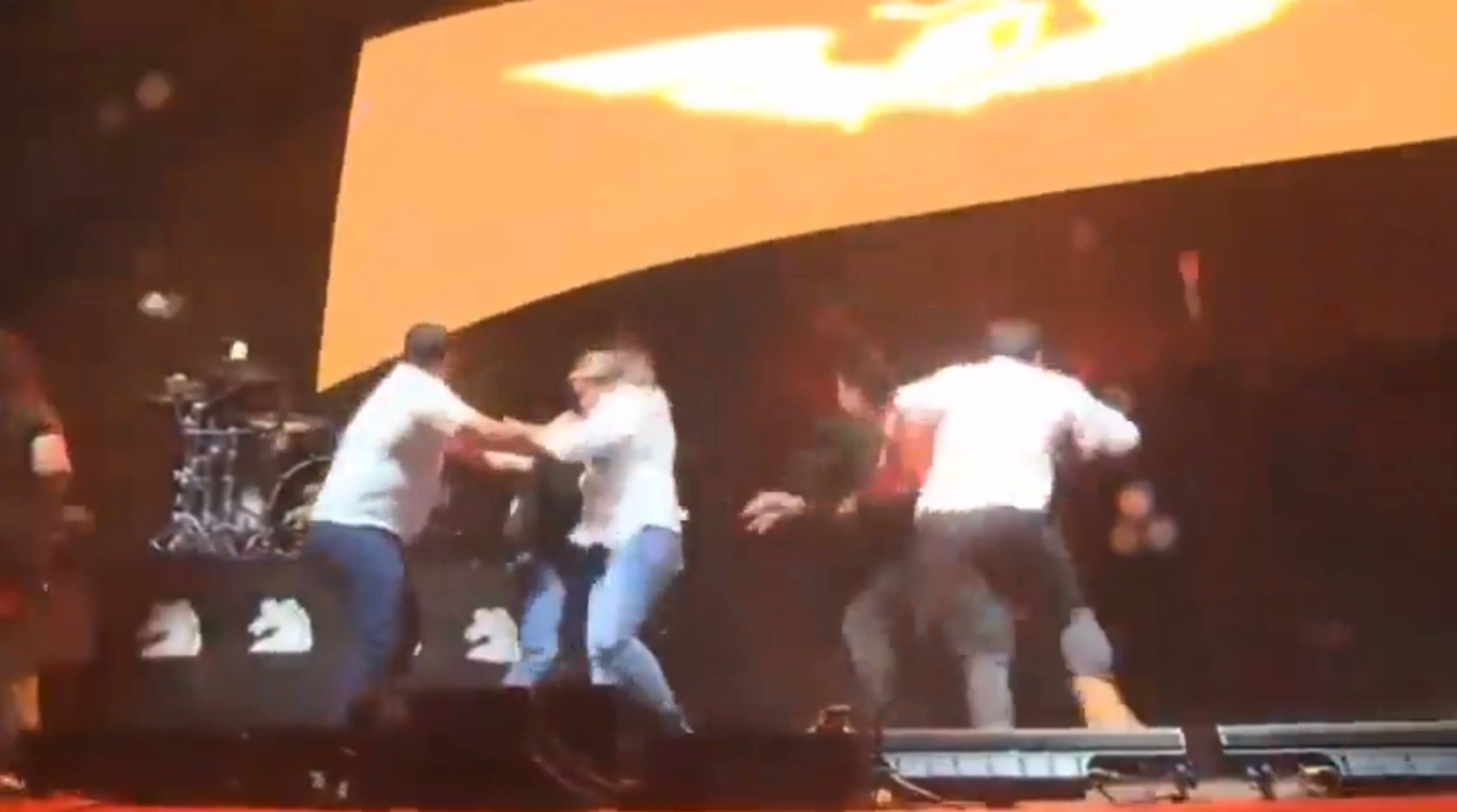 IMAGES | Sc&egrave;ne de chaos: au moins neuf morts et 50 bless&eacute;s dans l'effondrement d'un chapiteau au Mexique