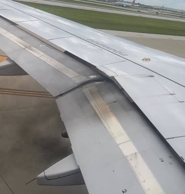 VID&Eacute;O | Le moteur d'un avion prend feu en plein d&eacute;collage