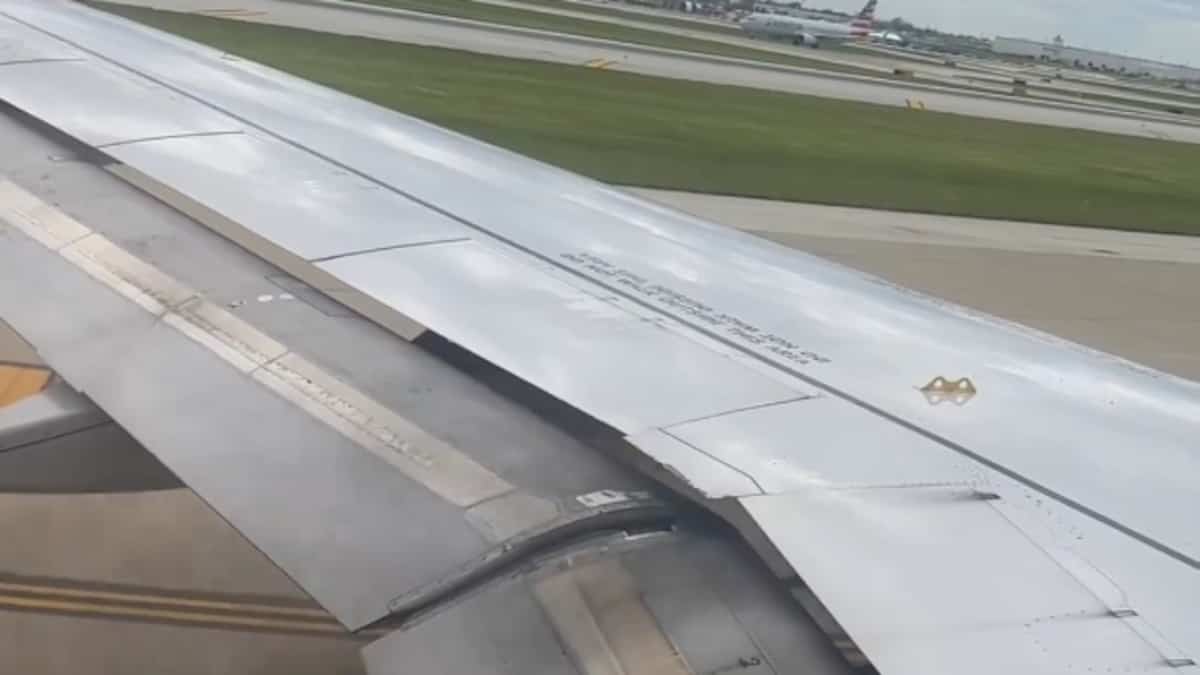VIDÉO | Le moteur d'un avion prend feu en plein décollage