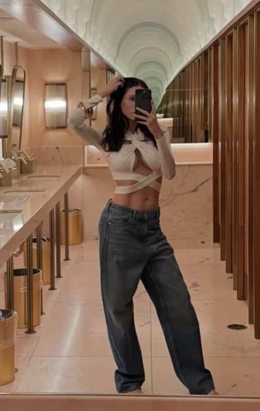 C'est une déesse dans sa robe de mariée féérique