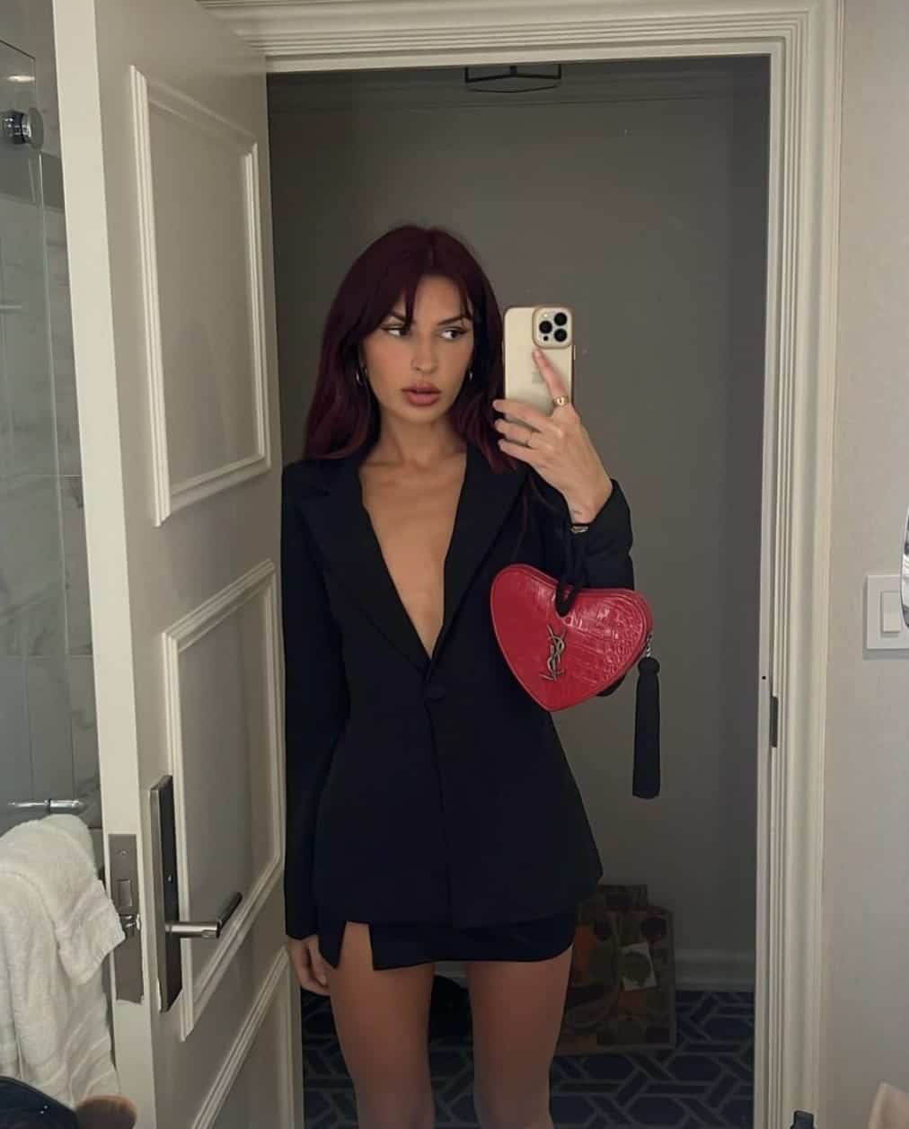 Elle affiche fièrement sa silhouette et son homme