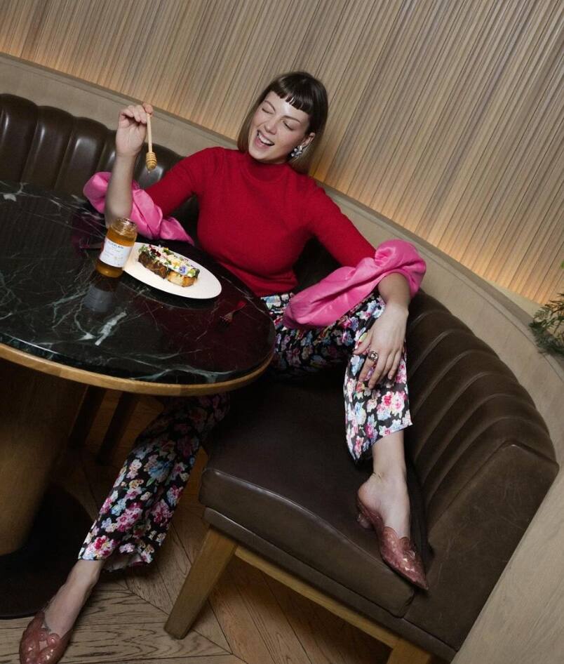 Elle porte un short stylé que l'on va oser cet été