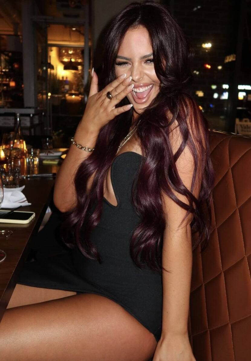 Elle nous donne une fièvre dans un microbikini 