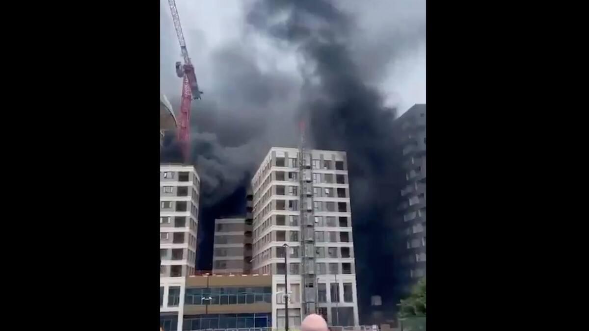 Londres: sept personnes hospitalisées après un incendie sur un chantier de construction