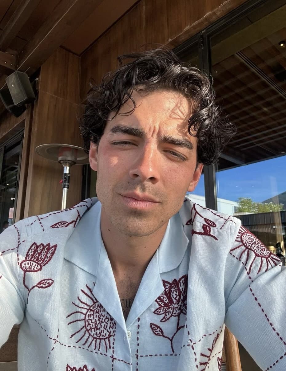 Joe Jonas et cette actrice 27 ans plus vieille