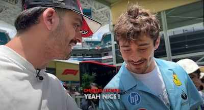 Félix Bourque, integrante de los BuckBoys vestido de Charles Leclerc en el Gran Premio de Fórmula 1 de Miami.