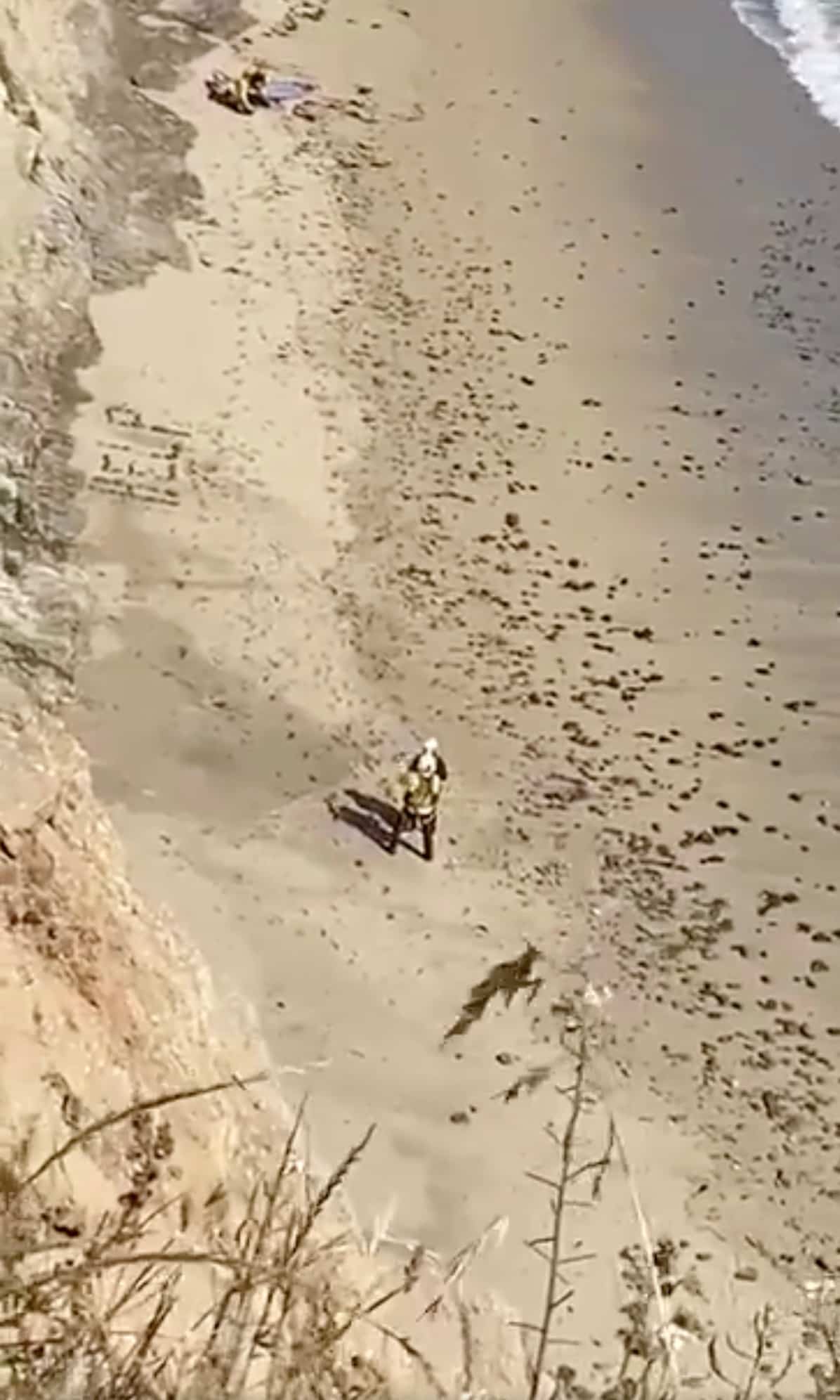 &laquo;HELP&raquo;: coinc&eacute; sur une plage, il appelle &agrave; l&rsquo;aide avec des roches