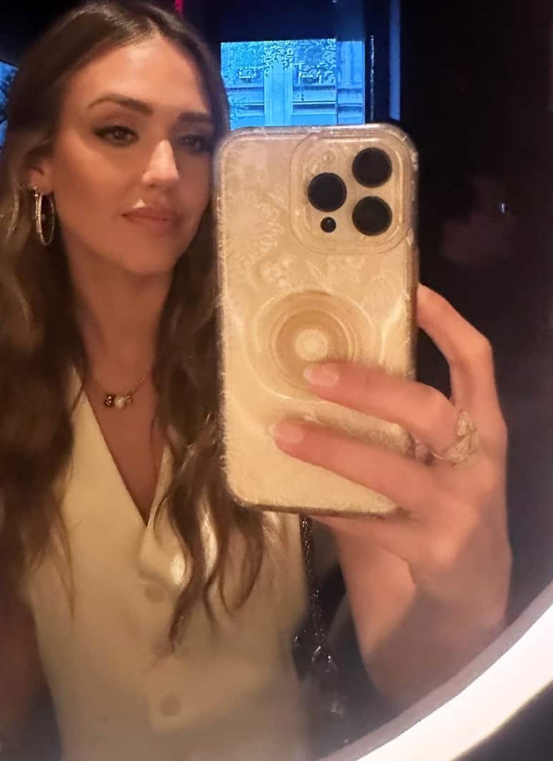 Elle réussit à rendre le «short à papa» sexy