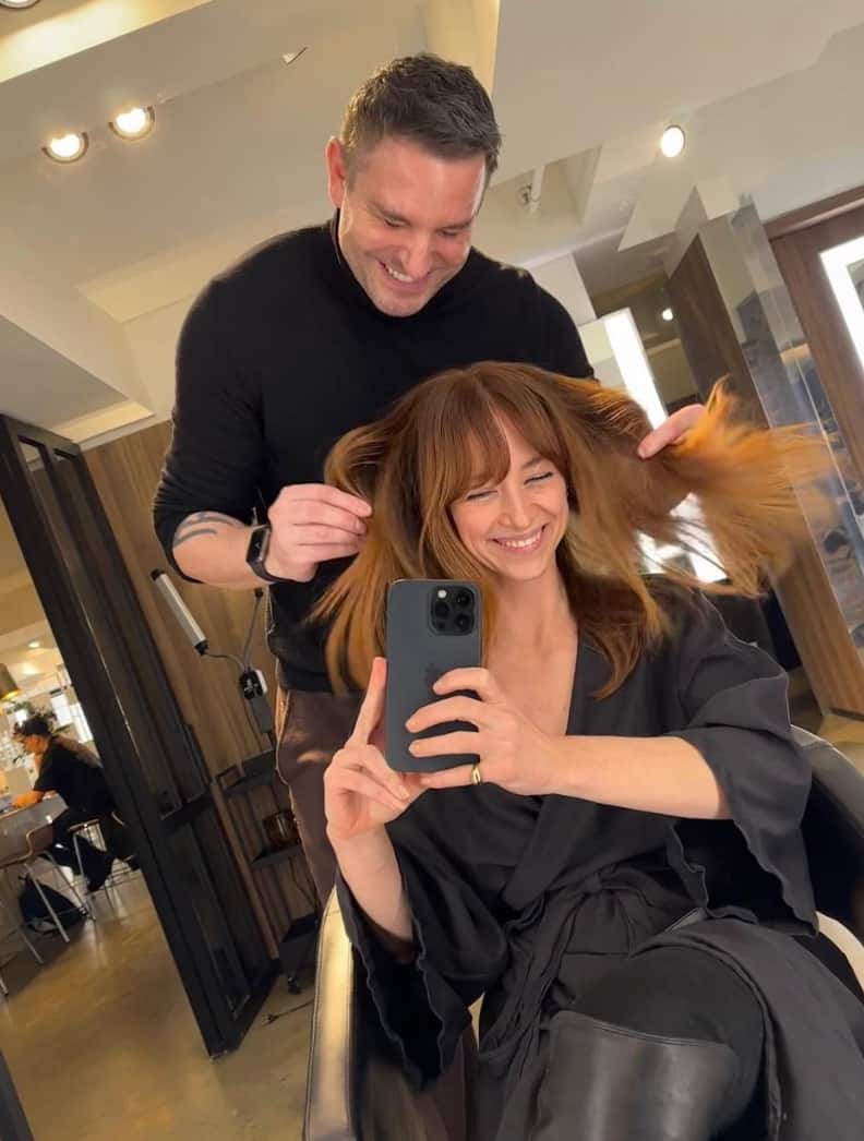 Karine Vanasse coupe ses cheveux très COURTS