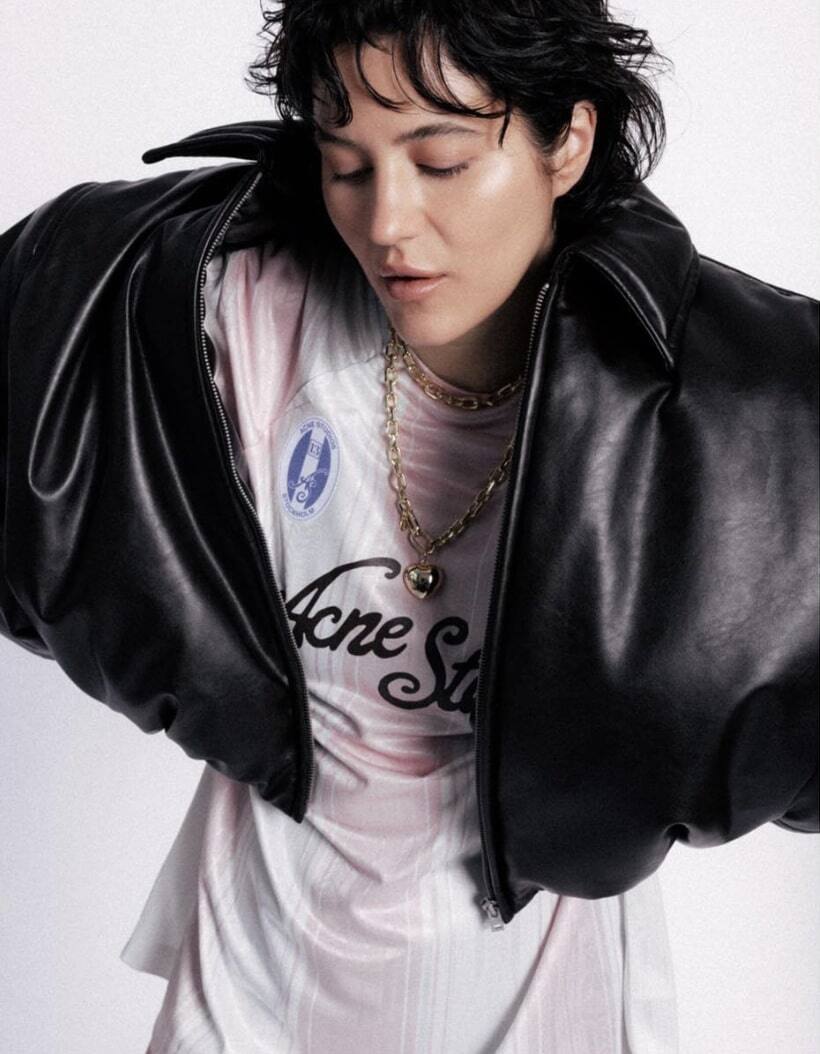 Elle pose en cachant sa poitrine nue de ses mains