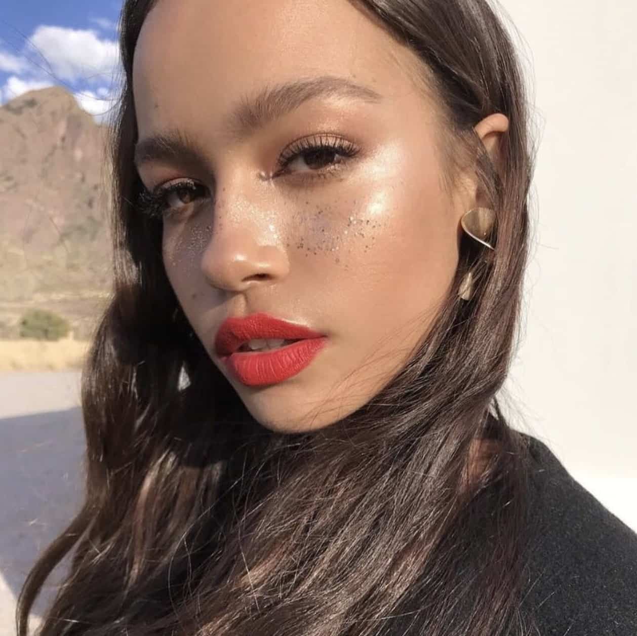 Les taches de rousseur scintillantes aux festivals