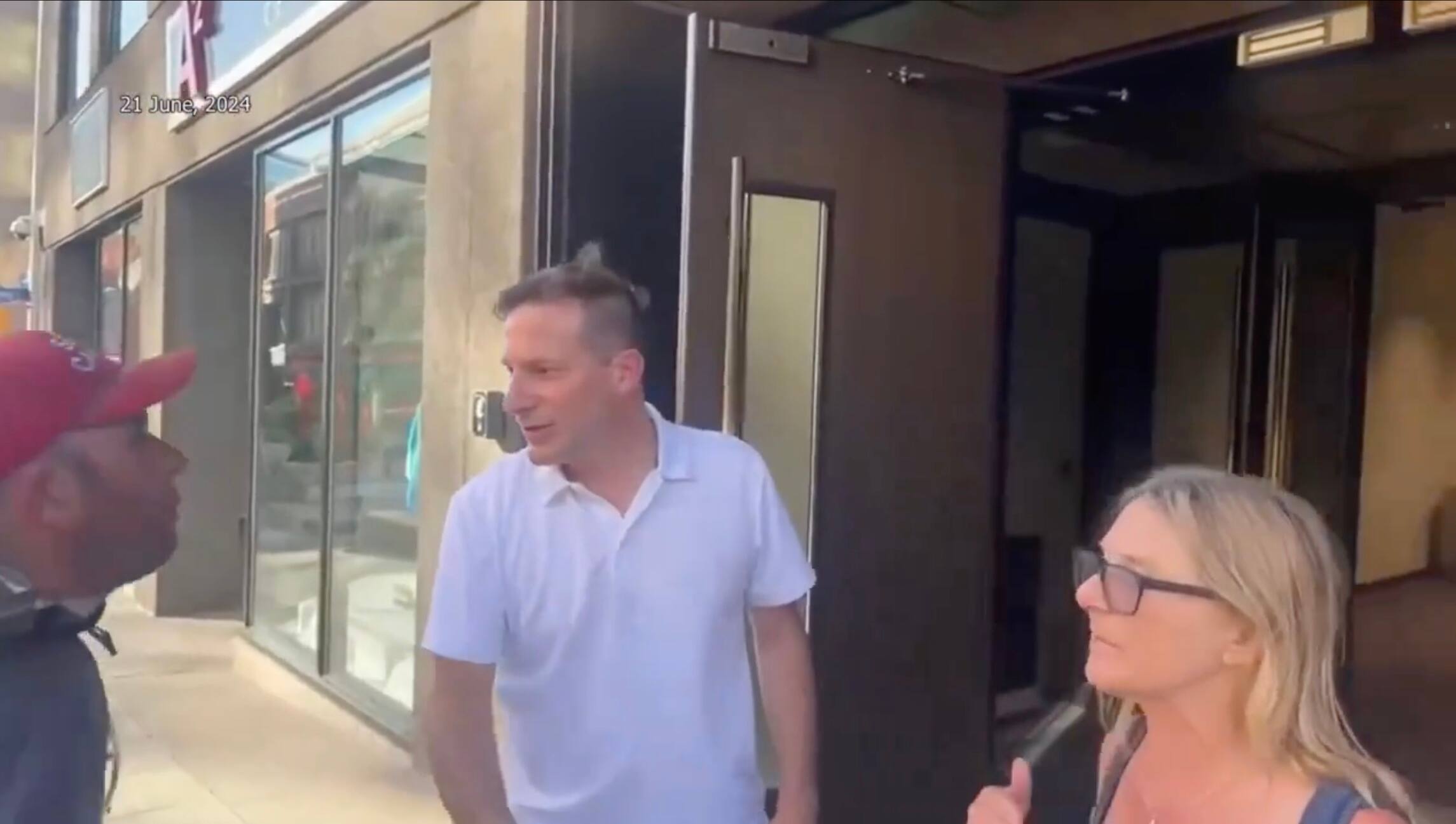 &laquo;Je suis juste frustr&eacute;&raquo;: un homme crache au visage du d&eacute;put&eacute; Marco Mendicino