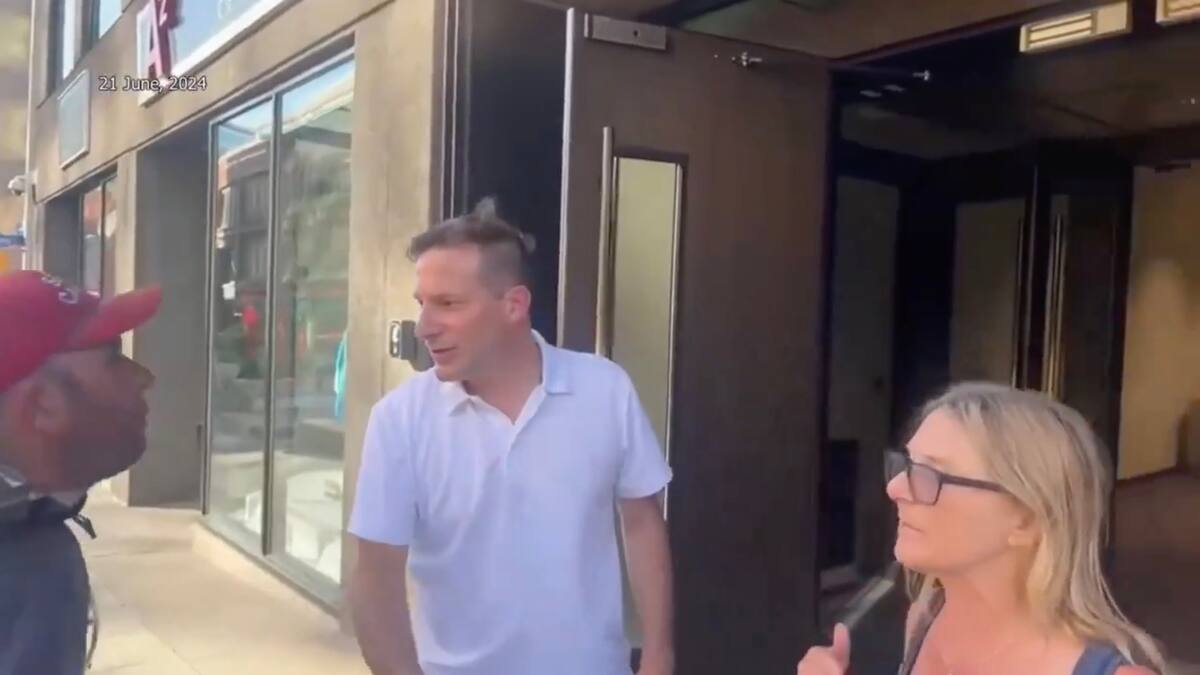 «Je suis juste frustré»: un homme crache au visage du député Marco Mendicino