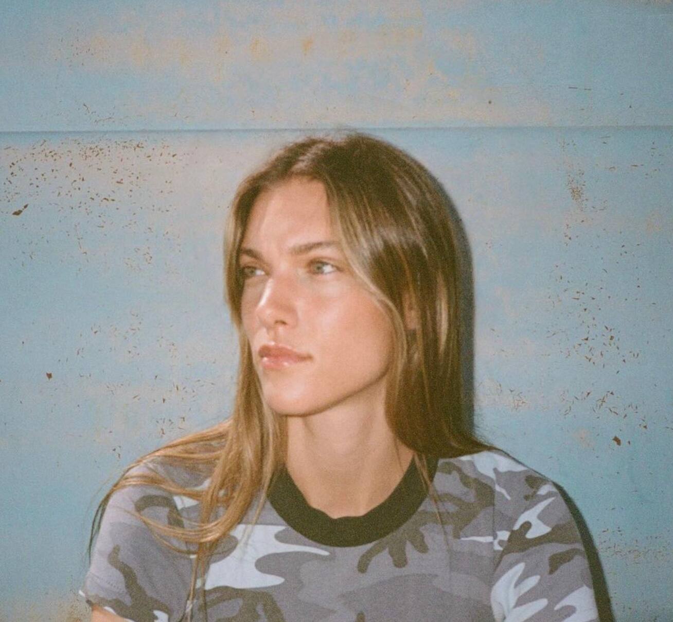 Charlotte Cardin ose une jupe minuscule