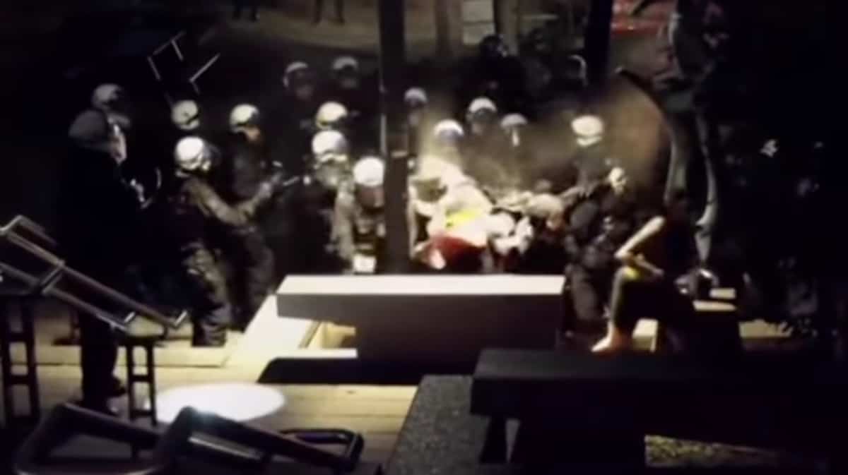 Vitrines cassées et hostilités envers les policiers: une importante manifestation à McGill