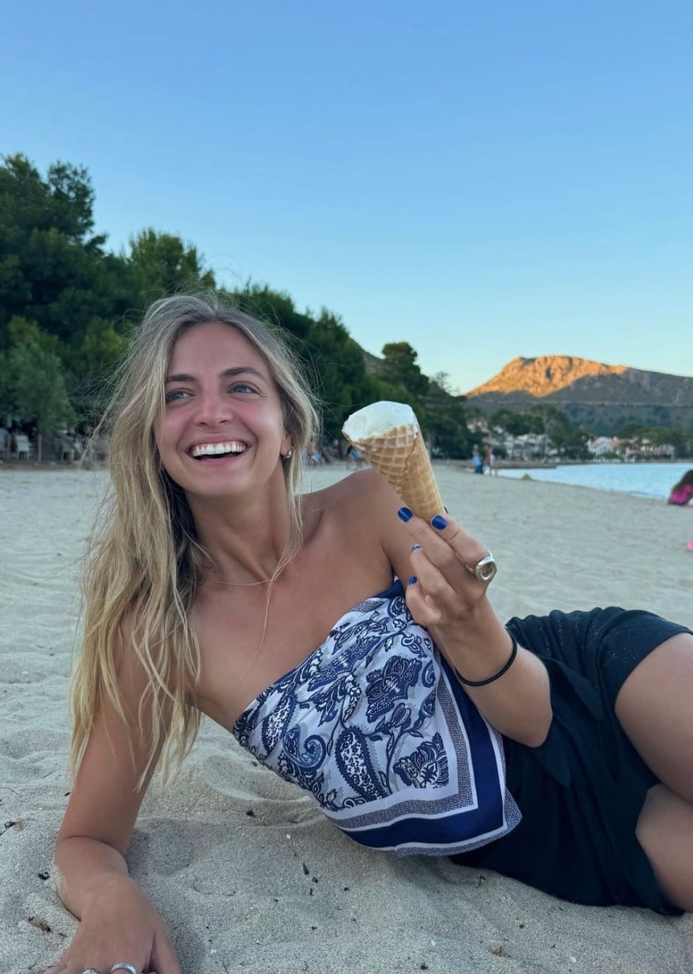 Ludivine, incendiaire dans un tout petit bikini 