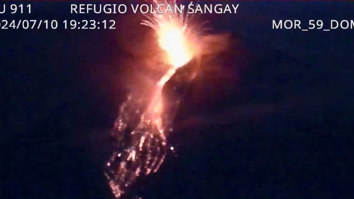 Équateur: un volcan tonne, un nuage de cendres s’abat sur plusieurs localités