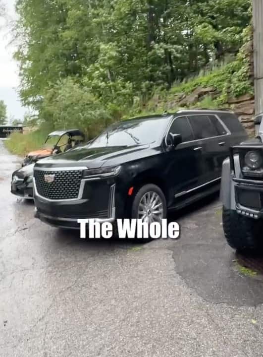 &Agrave; VOIR | James William Awad montre ses voitures de luxe &agrave; un youtubeur