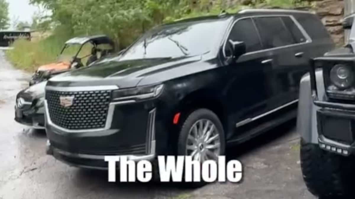 À VOIR | James William Awad montre ses voitures de luxe à un youtubeur