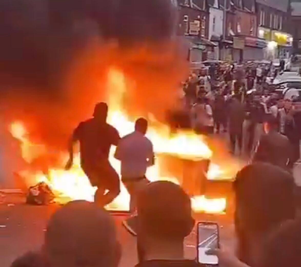 Bus incendi&eacute; et pierres jet&eacute;es: le chaos r&egrave;gne apr&egrave;s une &eacute;meute de masse &agrave; Leeds
