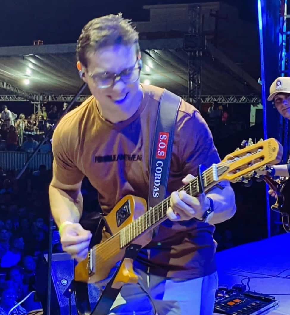 Un chanteur &eacute;lectrocut&eacute; apr&egrave;s un c&acirc;lin avec un admirateur tremp&eacute;