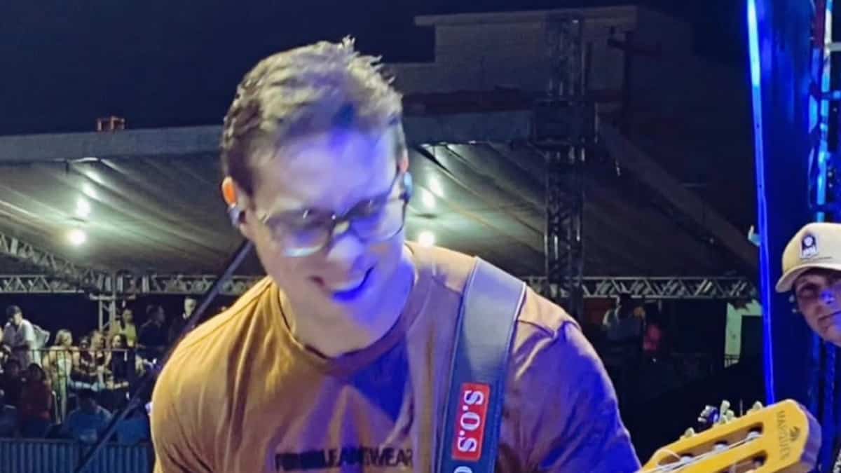 Un chanteur électrocuté après un câlin avec un admirateur trempé