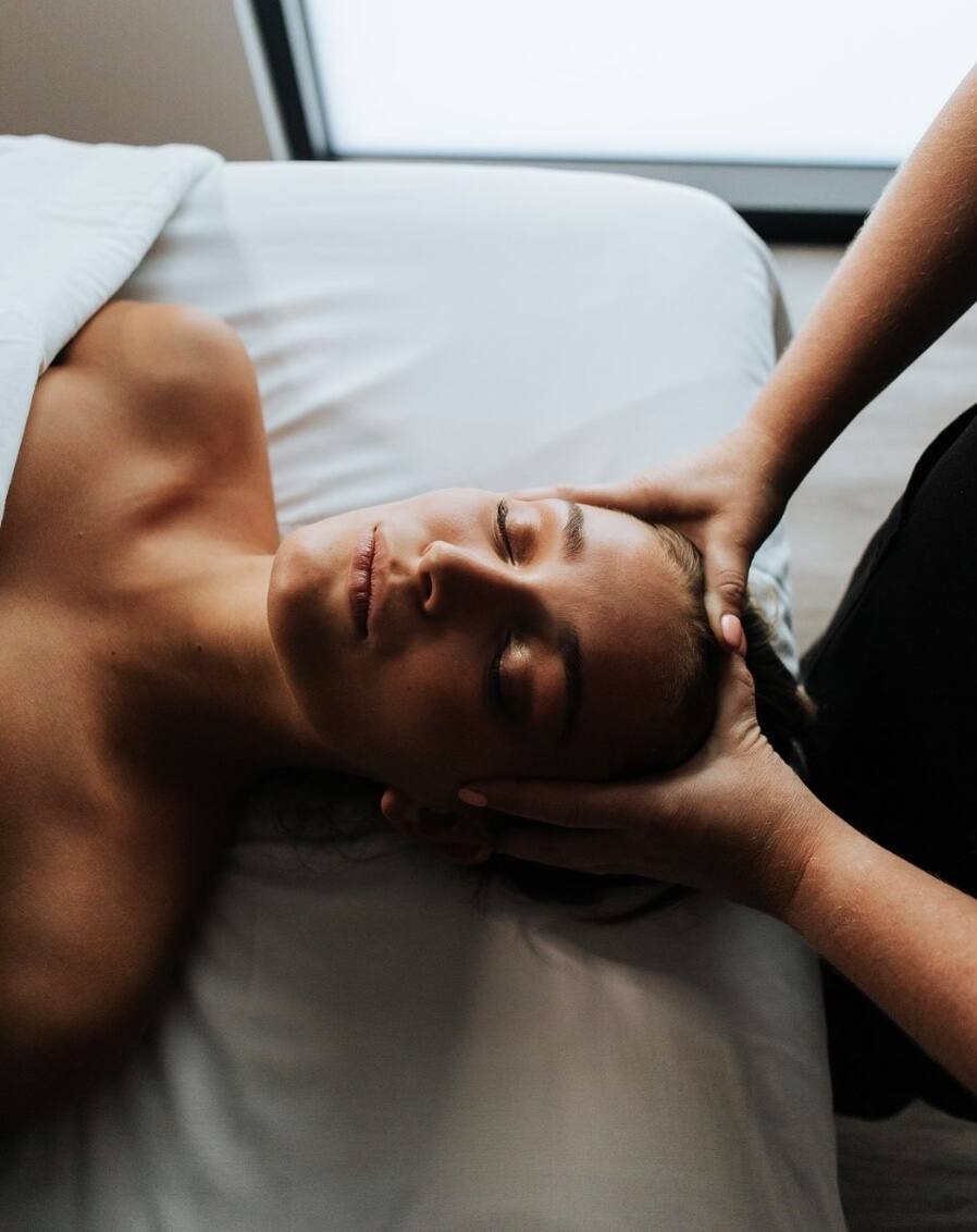 Ce massage en vogue réduit les migraines