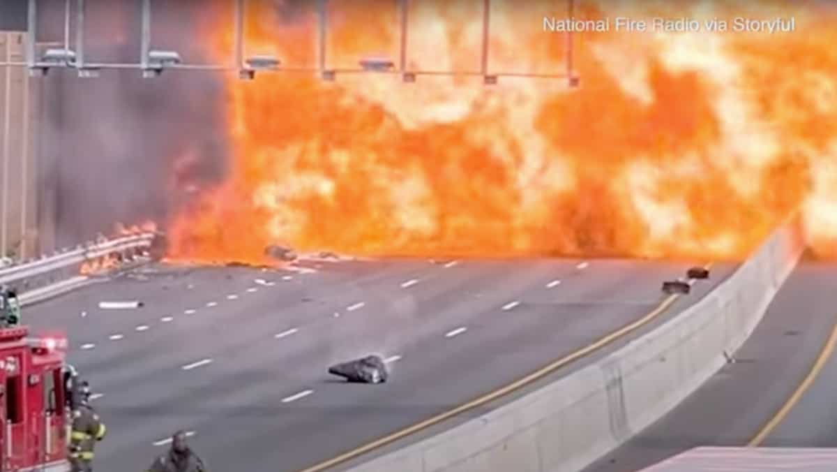 EN VIDÉO | Un camion explose sur une route aux États-Unis