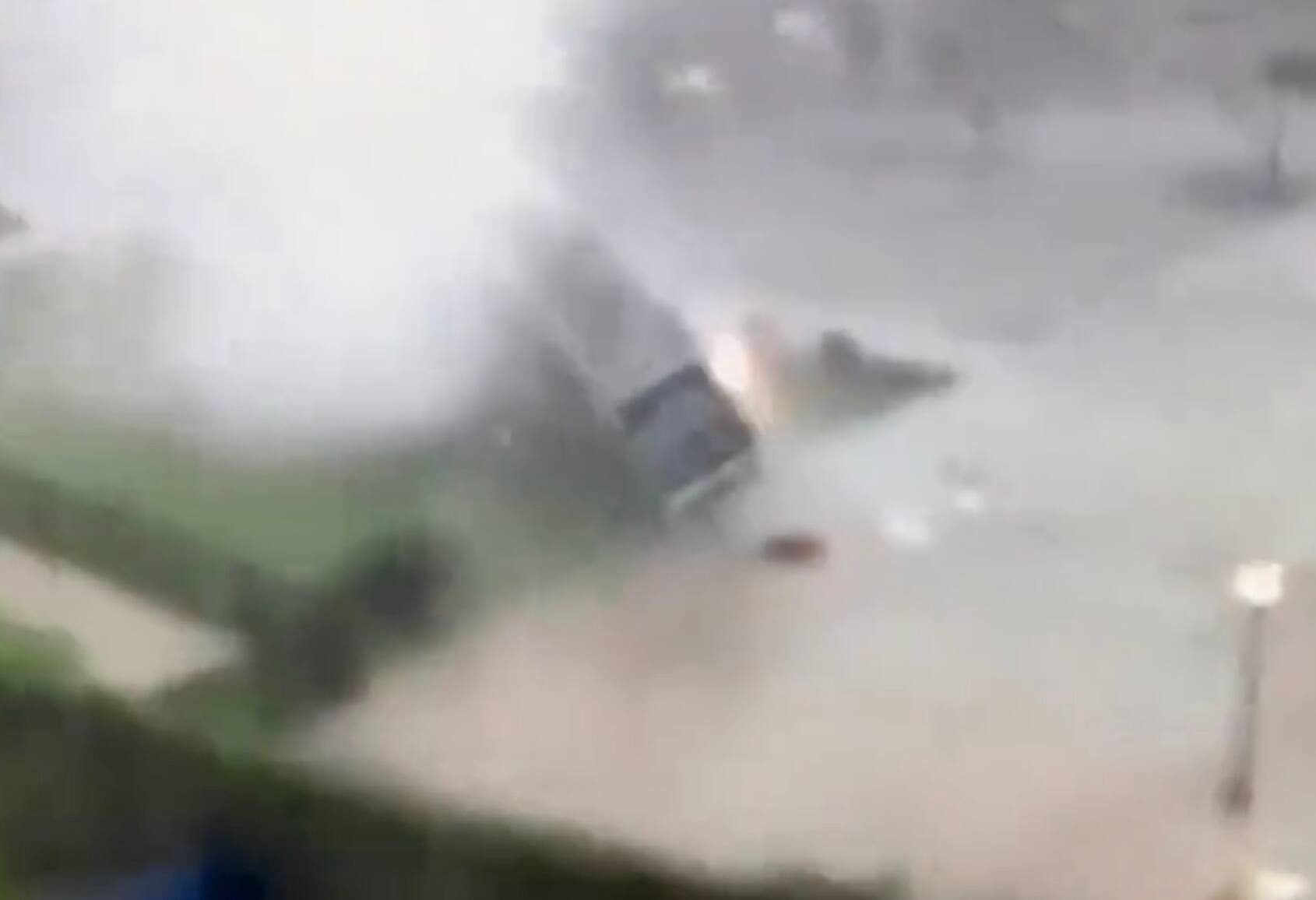 EN VID&Eacute;O | Des vents violents emportent une remorque au Tennessee