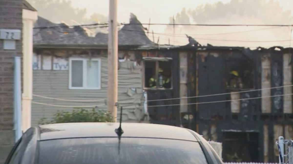 Violent incendie à Delson: trois maisons touchées