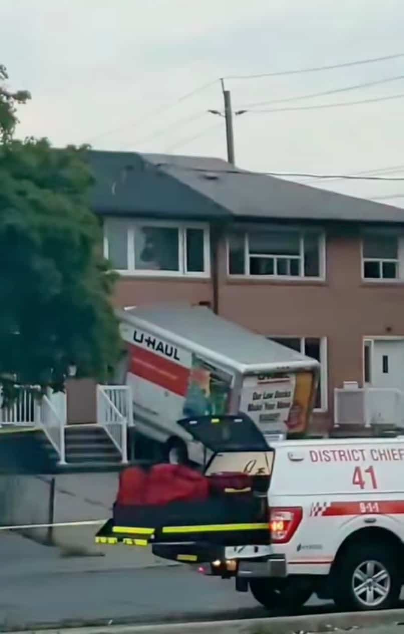Un camion fonce dans une maison &agrave; Toronto