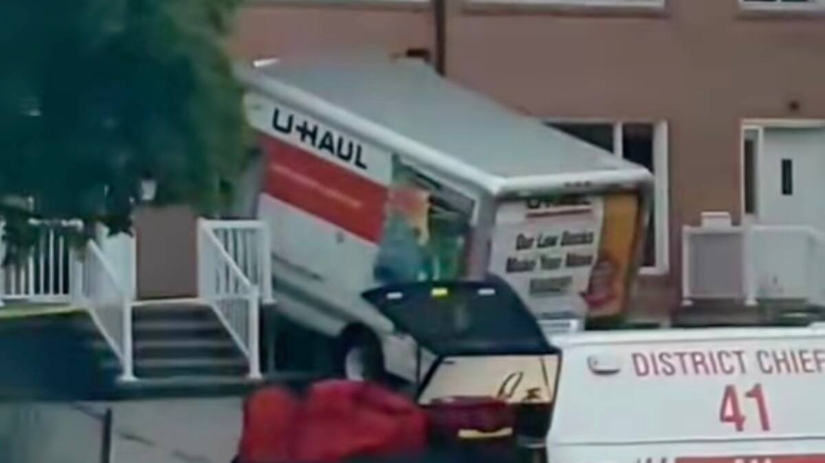 Un camion fonce dans une maison à Toronto