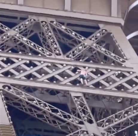 Paris: un homme escalade la tour Eiffel avant d'&ecirc;tre interpell&eacute;
