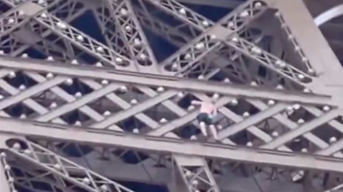 Paris: un homme escalade la tour Eiffel avant d'être interpellé