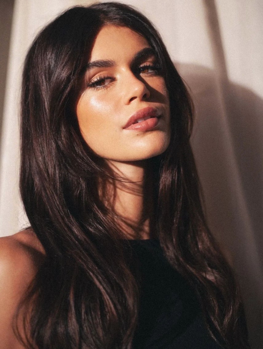 Voici LA couleur glossy qui flatte les brunes