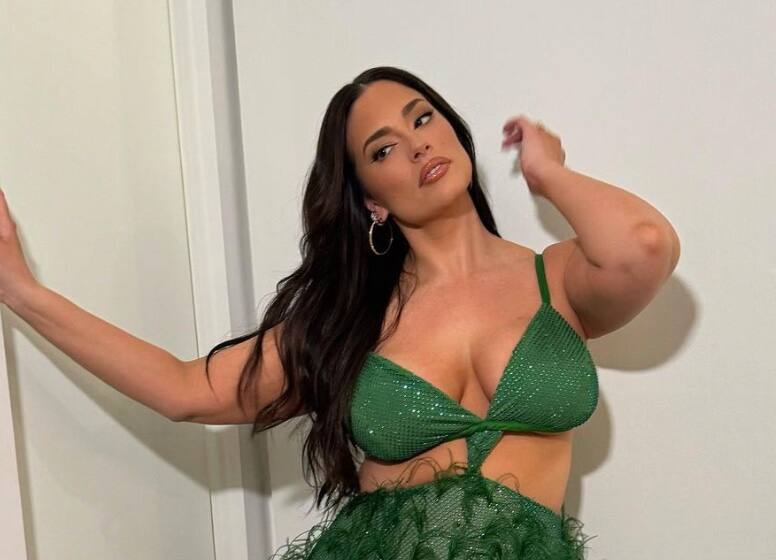 Sublime dans une robe moulante controversée