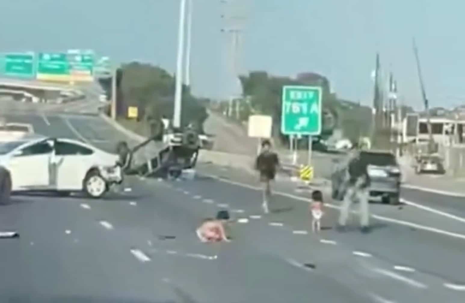 Deux bambins en couches se retrouvent seuls sur l’autoroute après un ...